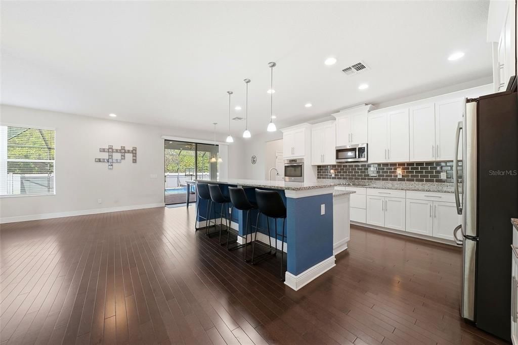 Activo con contrato: $699,000 (5 camas, 4 baños, 4953 Pies cuadrados)