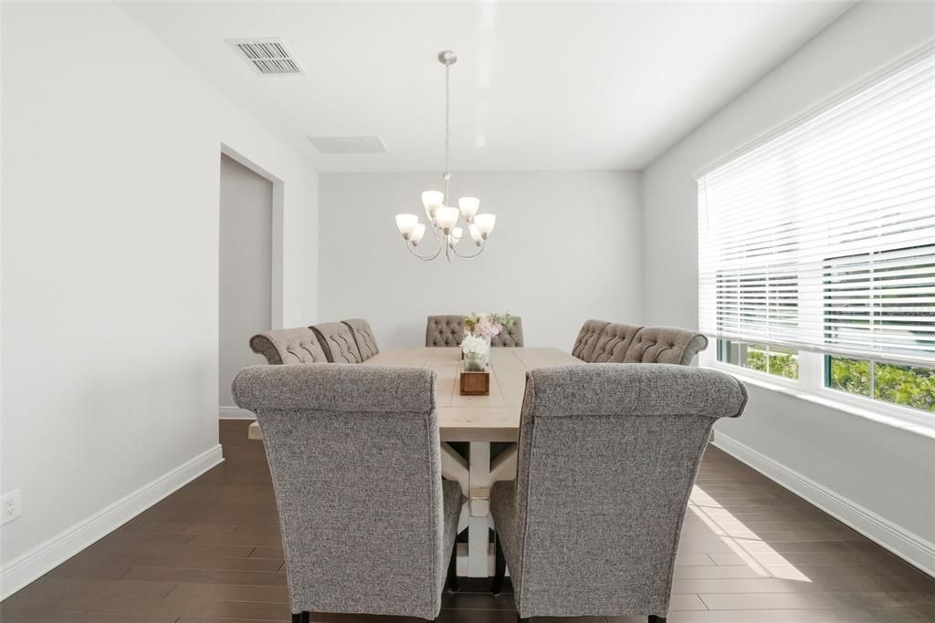 Activo con contrato: $699,000 (5 camas, 4 baños, 4953 Pies cuadrados)