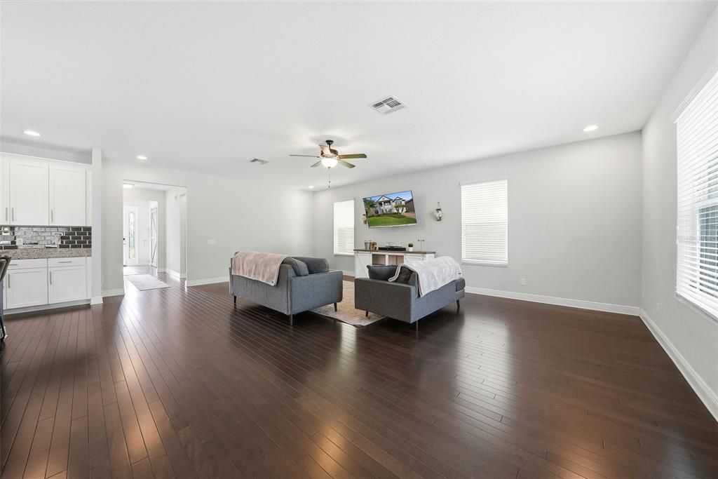 Activo con contrato: $699,000 (5 camas, 4 baños, 4953 Pies cuadrados)