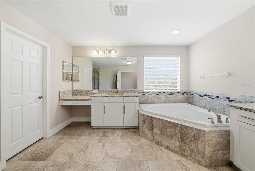 Activo con contrato: $699,000 (5 camas, 4 baños, 4953 Pies cuadrados)