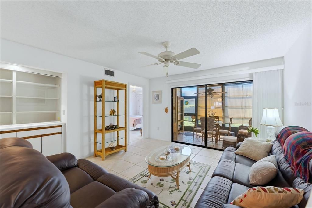 На продажу: $200,000 (2 спален, 2 ванн, 1240 Квадратных фут)