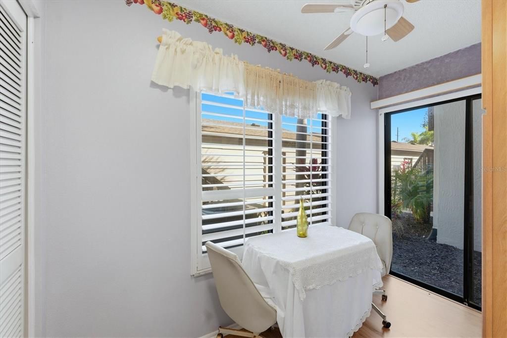 На продажу: $200,000 (2 спален, 2 ванн, 1240 Квадратных фут)