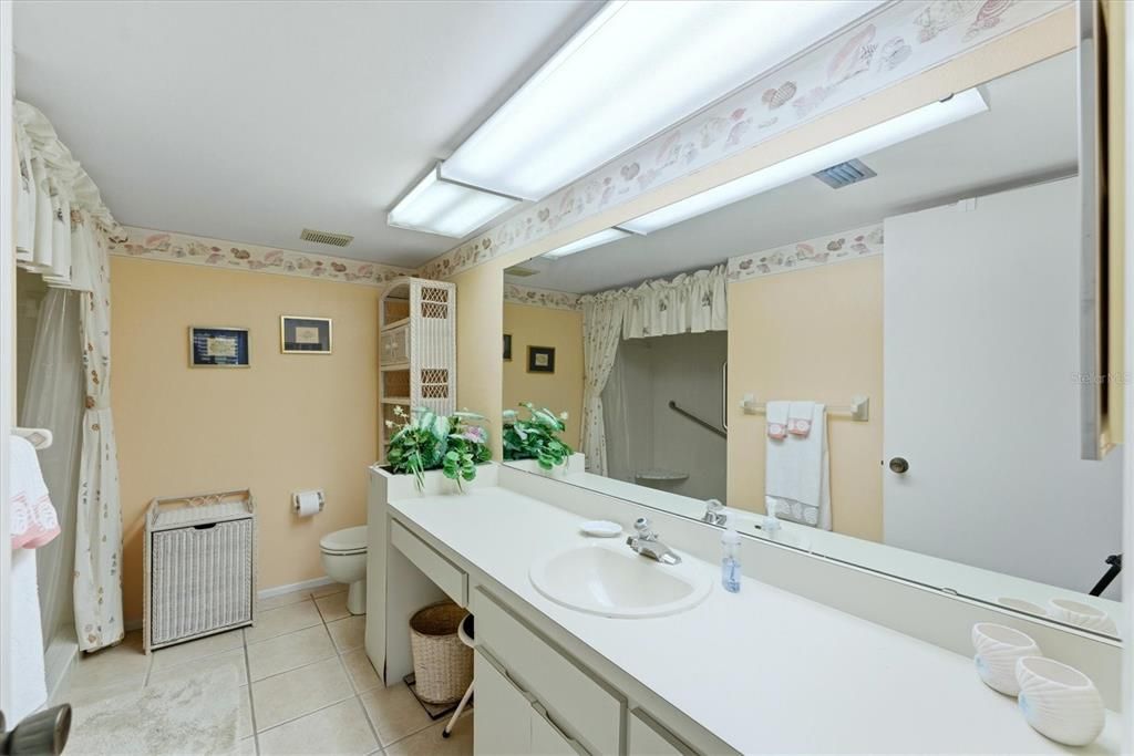 На продажу: $200,000 (2 спален, 2 ванн, 1240 Квадратных фут)