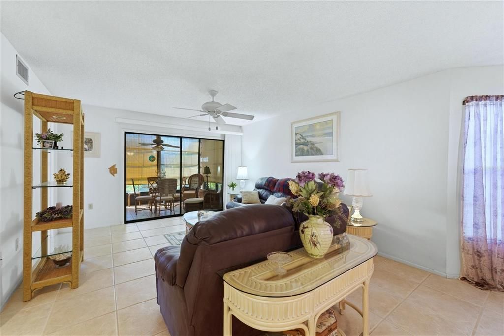 На продажу: $200,000 (2 спален, 2 ванн, 1240 Квадратных фут)