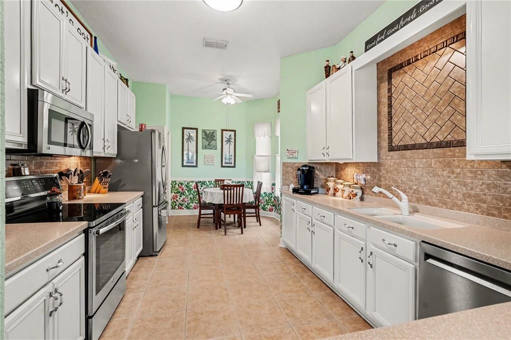 Active With Contract: $430,000 (3 beds, 2 baths, 2038 Square Feet)