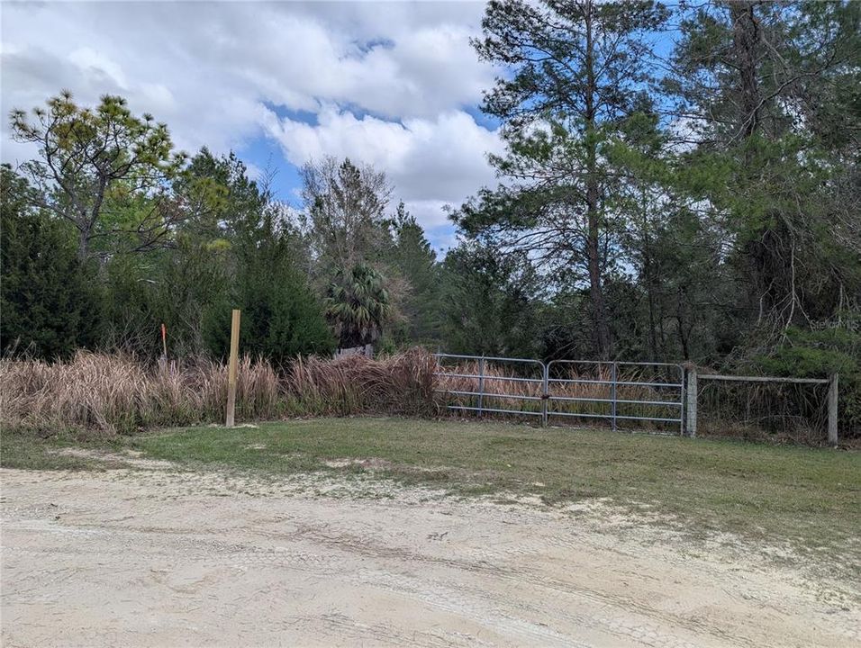 На продажу: $1,125,000 (15.20 acres)