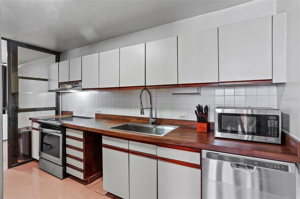 For Sale: $1,500,000 (2 beds, 2 baths, 1700 Square Feet)