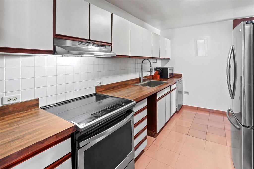 For Sale: $1,500,000 (2 beds, 2 baths, 1700 Square Feet)