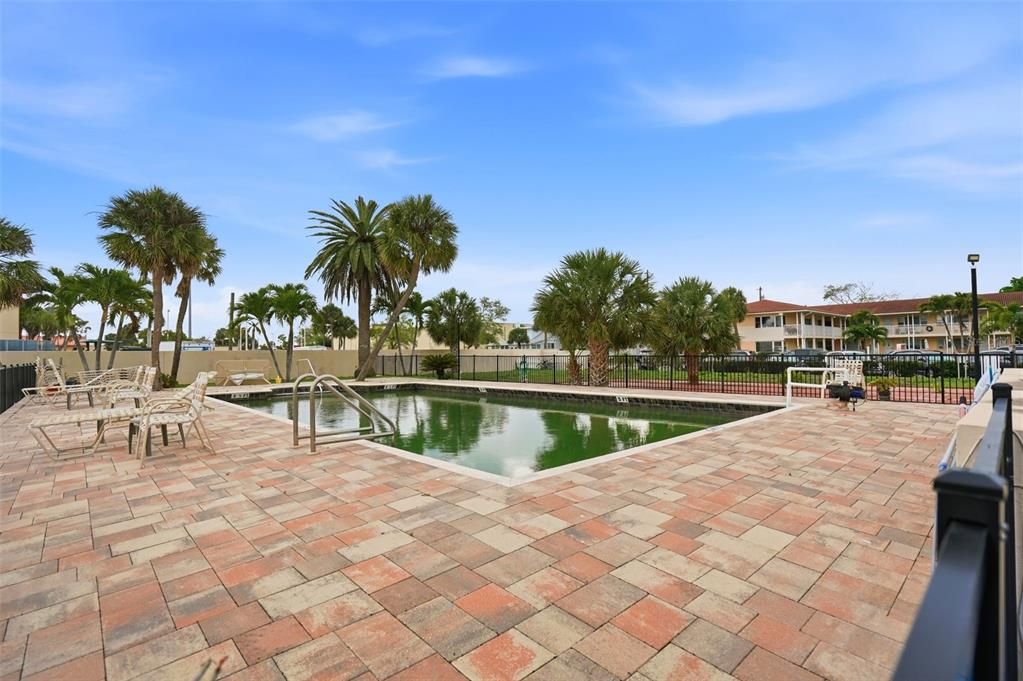 Active With Contract: $154,900 (1 beds, 1 baths, 435 Square Feet)