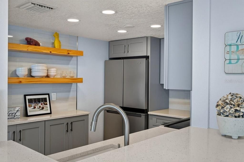 На продажу: $599,900 (2 спален, 2 ванн, 1275 Квадратных фут)