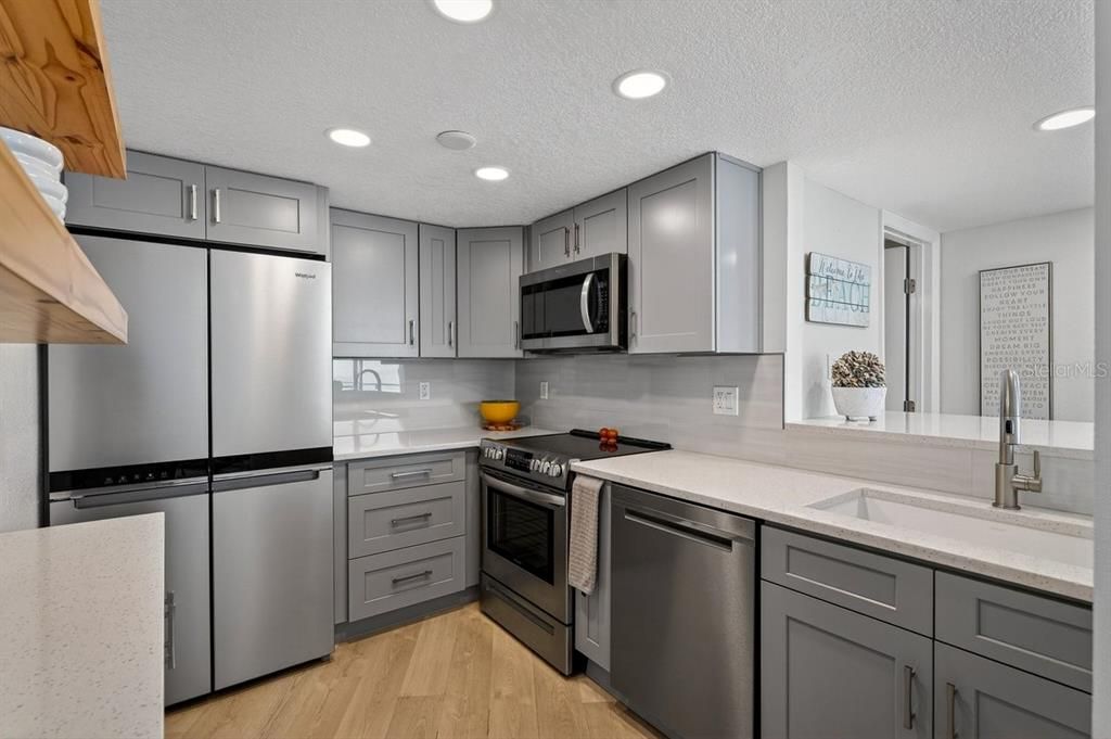 На продажу: $599,900 (2 спален, 2 ванн, 1275 Квадратных фут)