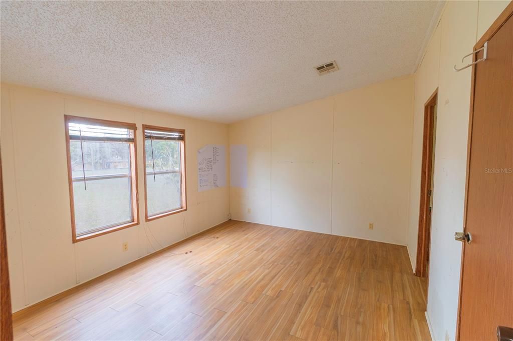 На продажу: $299,000 (4 спален, 2 ванн, 1440 Квадратных фут)