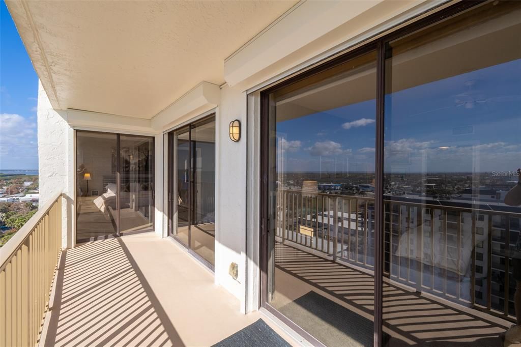 For Sale: $660,000 (2 beds, 2 baths, 1982 Square Feet)