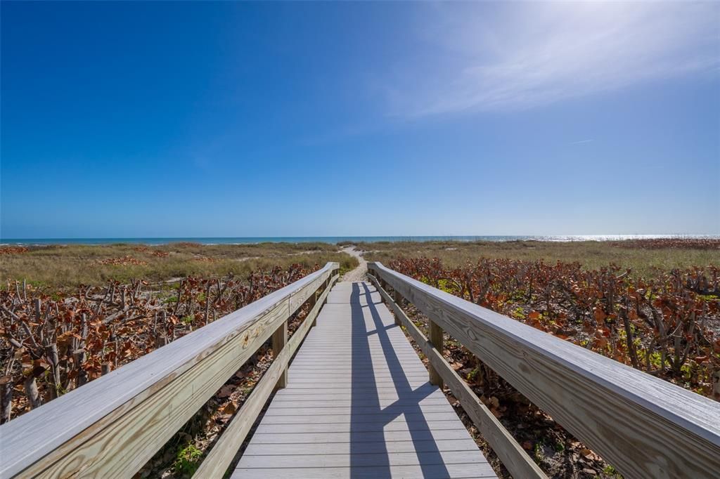 For Sale: $660,000 (2 beds, 2 baths, 1982 Square Feet)