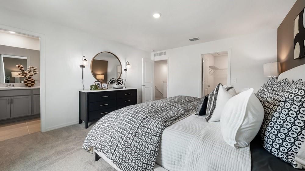 Active With Contract: $345,169 (3 beds, 2 baths, 1404 Square Feet)