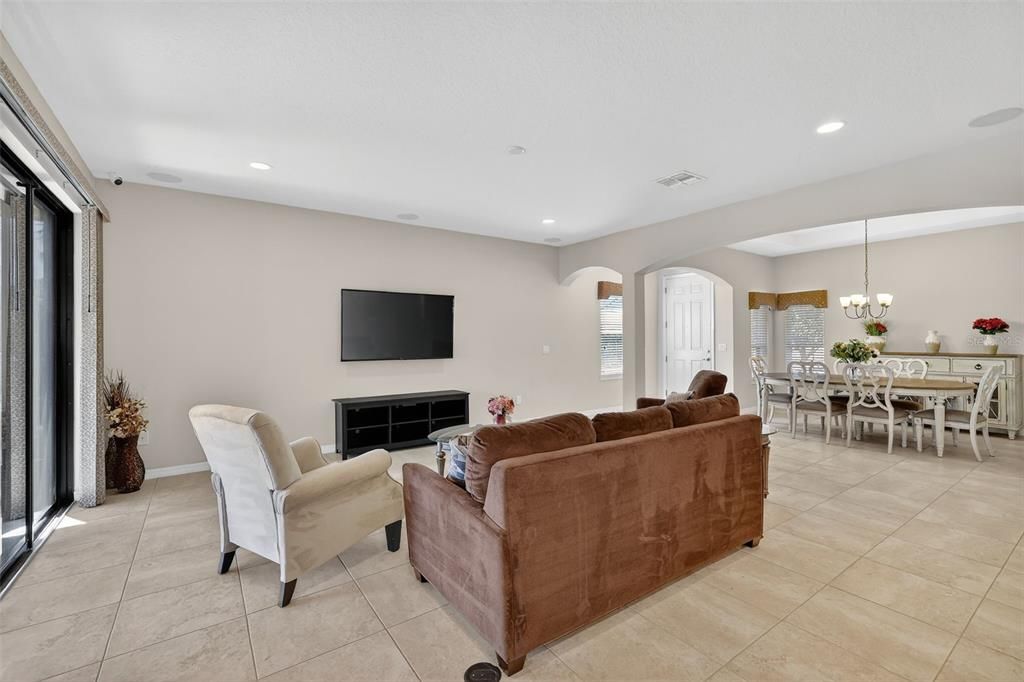 Active With Contract: $405,900 (2 beds, 2 baths, 1726 Square Feet)