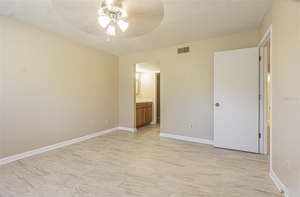 Active With Contract: $215,000 (2 beds, 2 baths, 960 Square Feet)