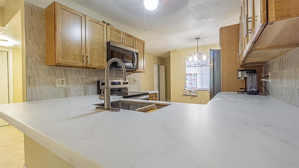 Active With Contract: $215,000 (2 beds, 2 baths, 960 Square Feet)