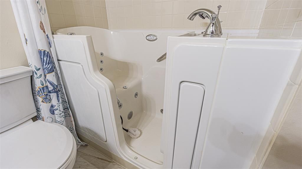 Active With Contract: $215,000 (2 beds, 2 baths, 960 Square Feet)