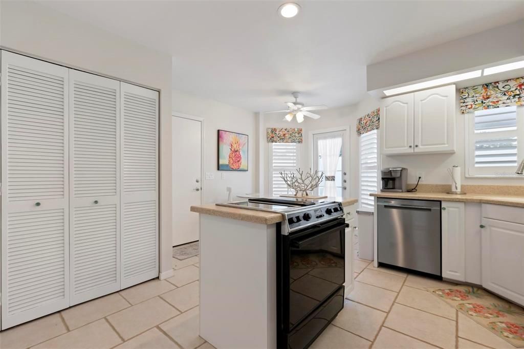 Под контрактом: $275,000 (2 спален, 2 ванн, 1397 Квадратных фут)