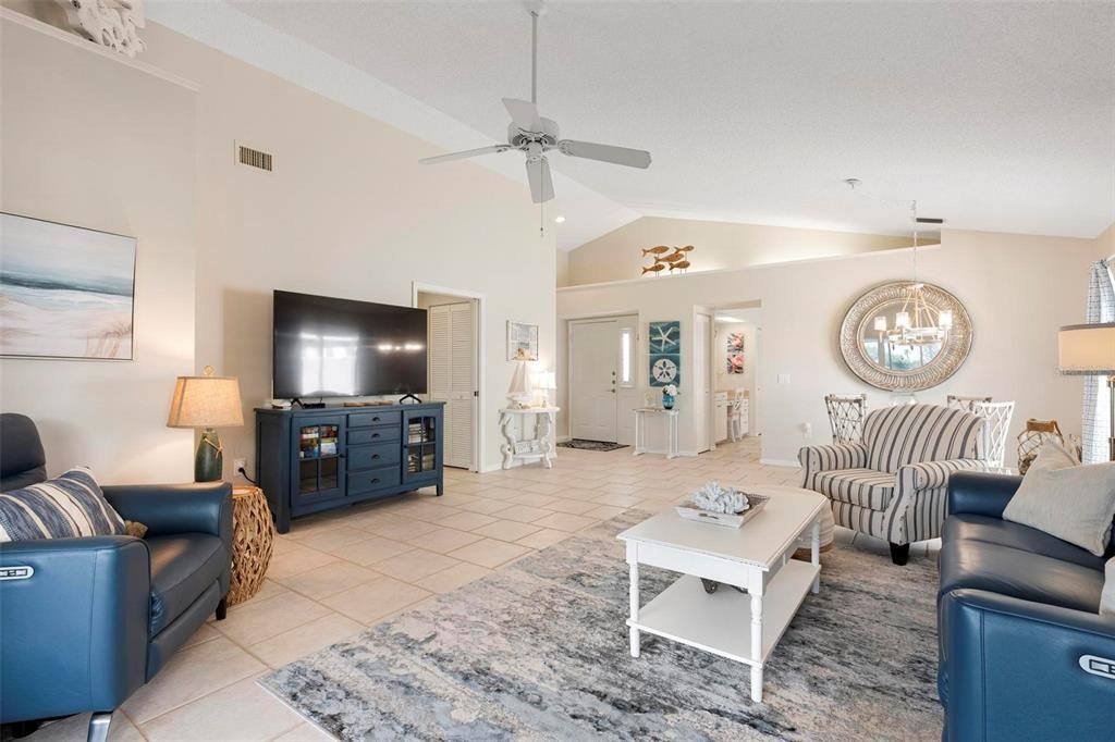 Под контрактом: $275,000 (2 спален, 2 ванн, 1397 Квадратных фут)