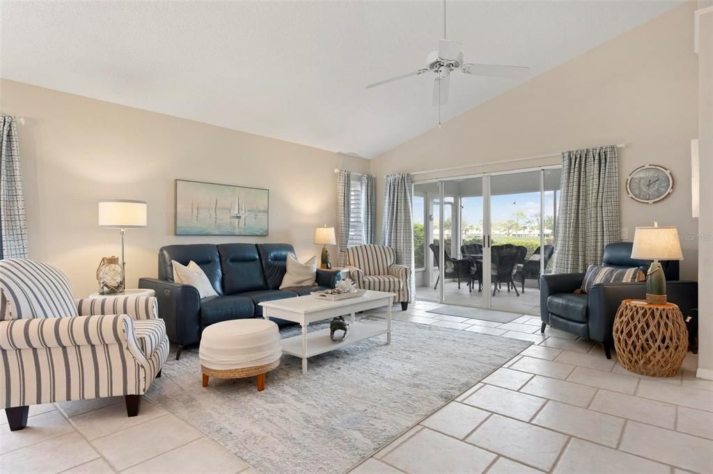 Под контрактом: $275,000 (2 спален, 2 ванн, 1397 Квадратных фут)