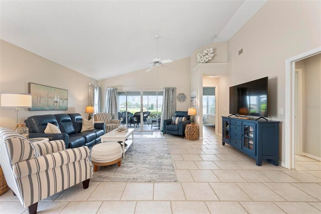 Под контрактом: $275,000 (2 спален, 2 ванн, 1397 Квадратных фут)