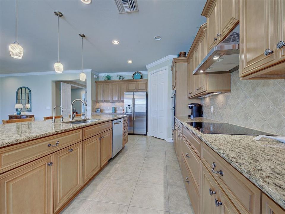 Activo con contrato: $745,900 (3 camas, 3 baños, 2516 Pies cuadrados)