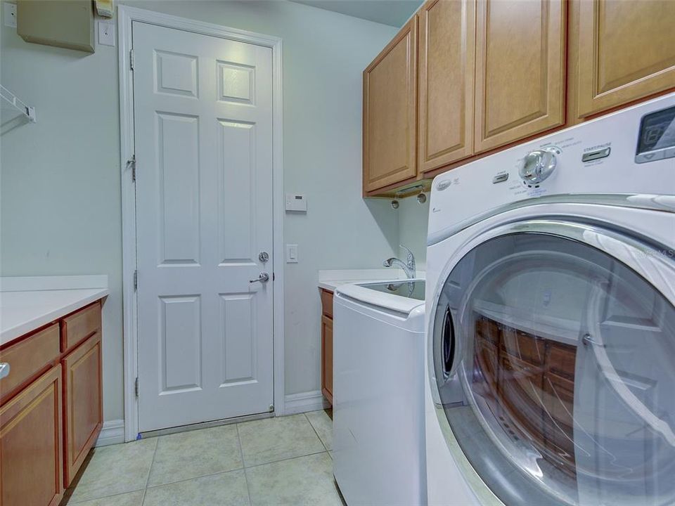 Activo con contrato: $745,900 (3 camas, 3 baños, 2516 Pies cuadrados)