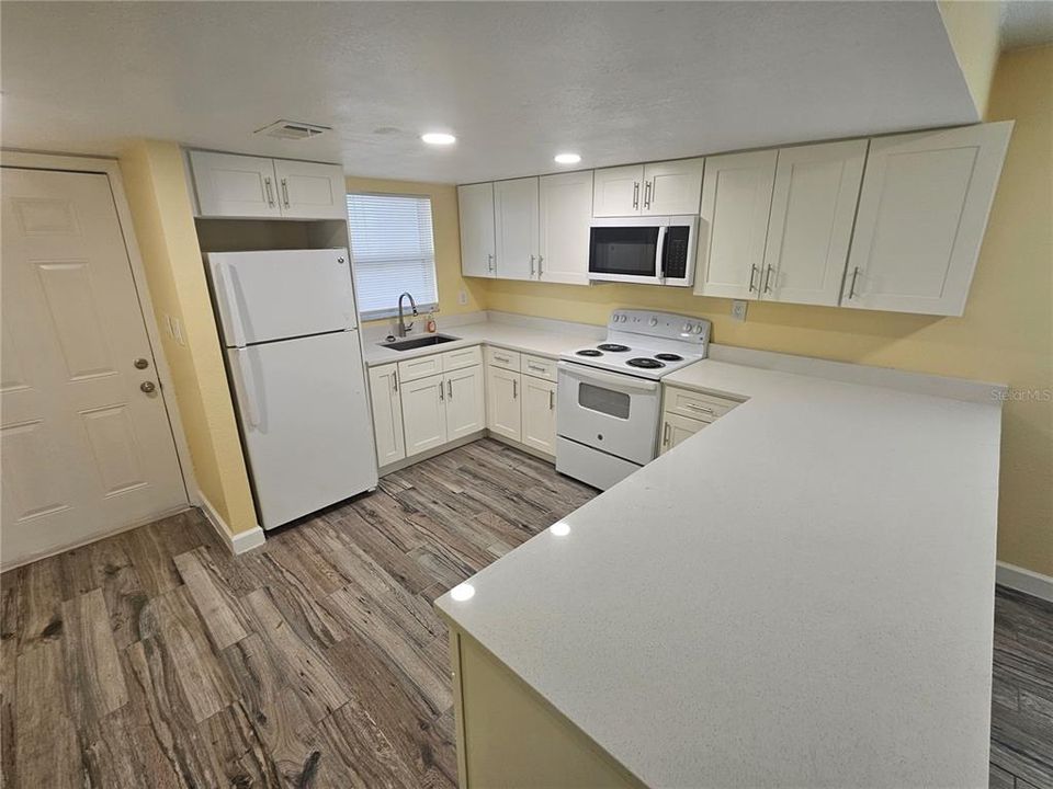 Active With Contract: $1,250 (2 beds, 1 baths, 825 Square Feet)