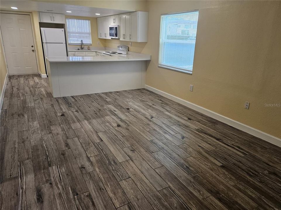 Active With Contract: $1,250 (2 beds, 1 baths, 825 Square Feet)