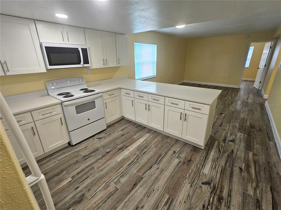Active With Contract: $1,250 (2 beds, 1 baths, 825 Square Feet)