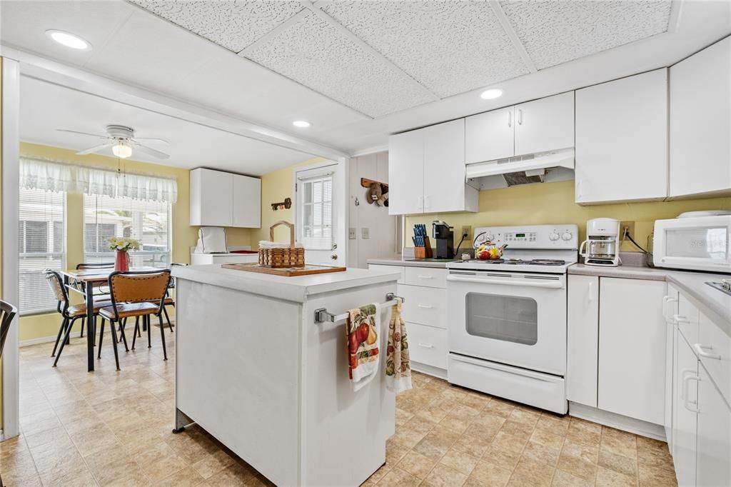 For Sale: $130,000 (2 beds, 2 baths, 1309 Square Feet)