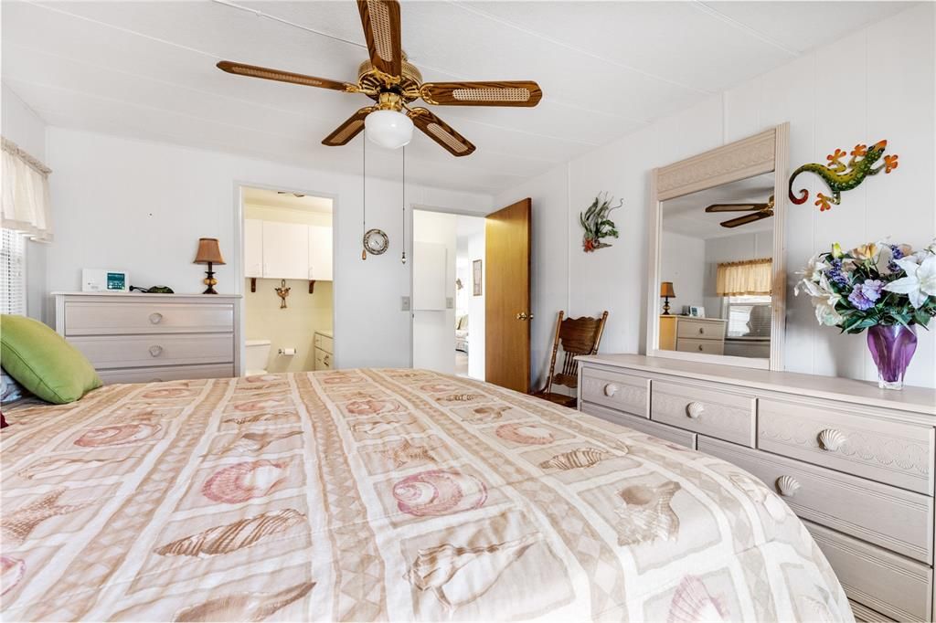 For Sale: $130,000 (2 beds, 2 baths, 1309 Square Feet)