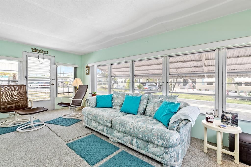 For Sale: $130,000 (2 beds, 2 baths, 1309 Square Feet)
