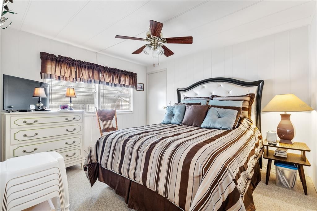 For Sale: $130,000 (2 beds, 2 baths, 1309 Square Feet)