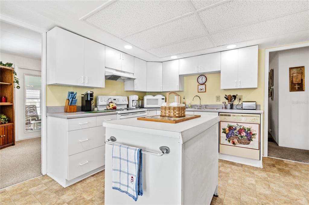 For Sale: $130,000 (2 beds, 2 baths, 1309 Square Feet)