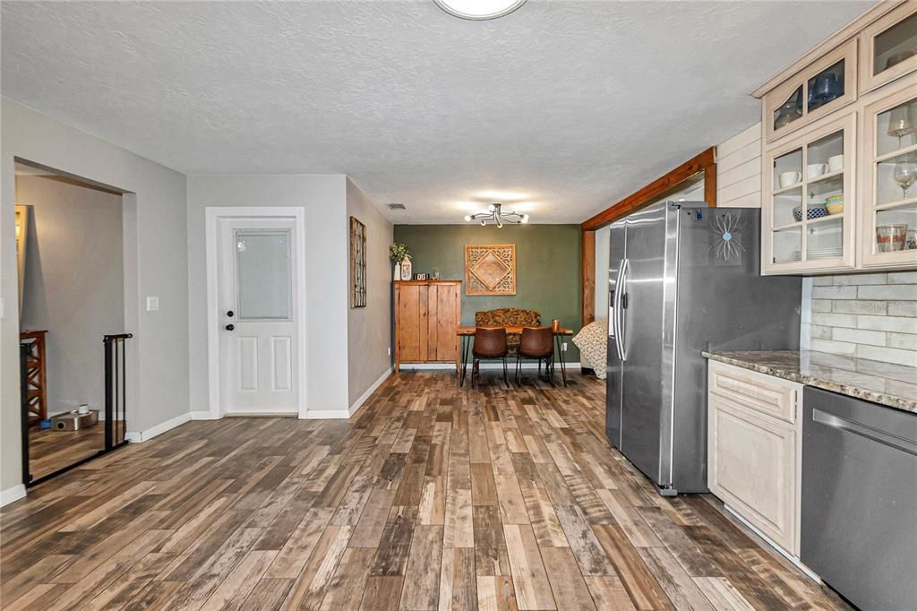 Под контрактом: $359,000 (4 спален, 2 ванн, 1844 Квадратных фут)