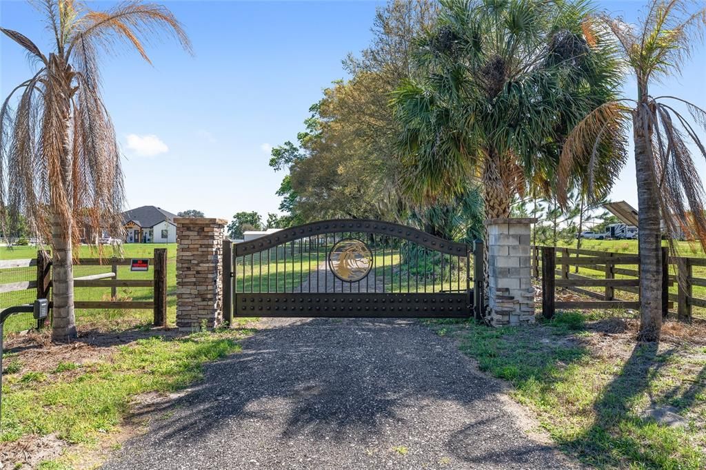 На продажу: $1,300,000 (10.99 acres)