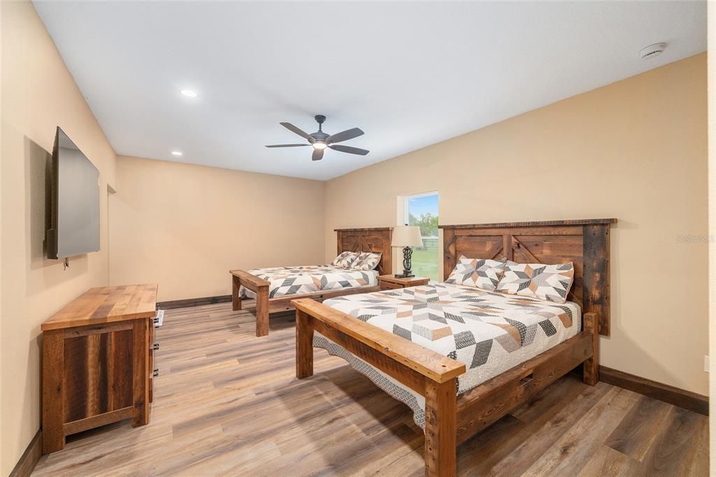 На продажу: $1,300,000 (10.99 acres)