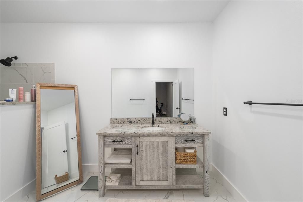 На продажу: $1,300,000 (10.99 acres)