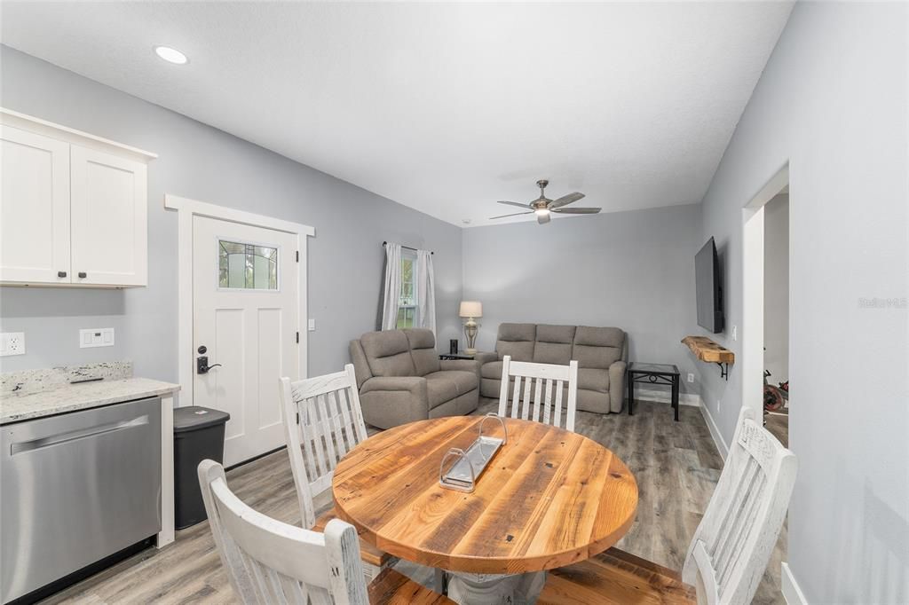 На продажу: $1,300,000 (10.99 acres)