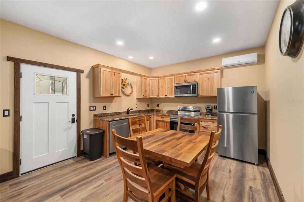 На продажу: $1,300,000 (10.99 acres)