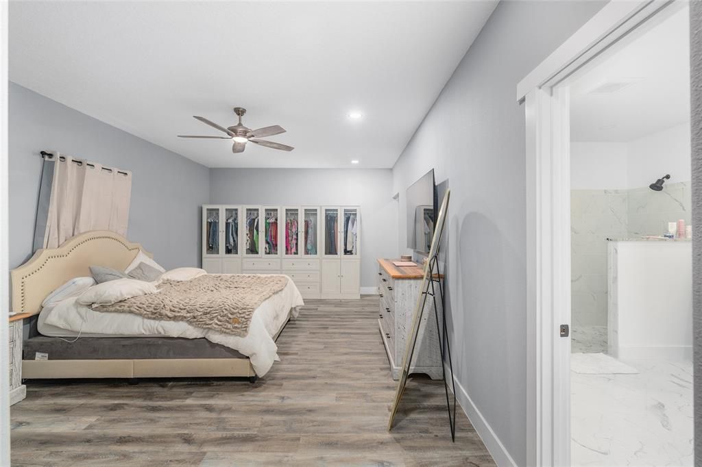 На продажу: $1,300,000 (10.99 acres)