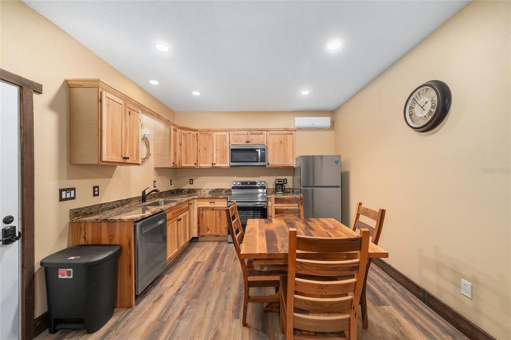 На продажу: $1,300,000 (10.99 acres)