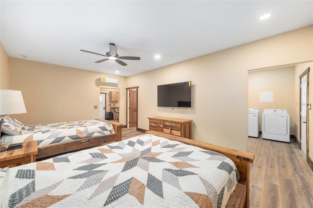 На продажу: $1,300,000 (10.99 acres)