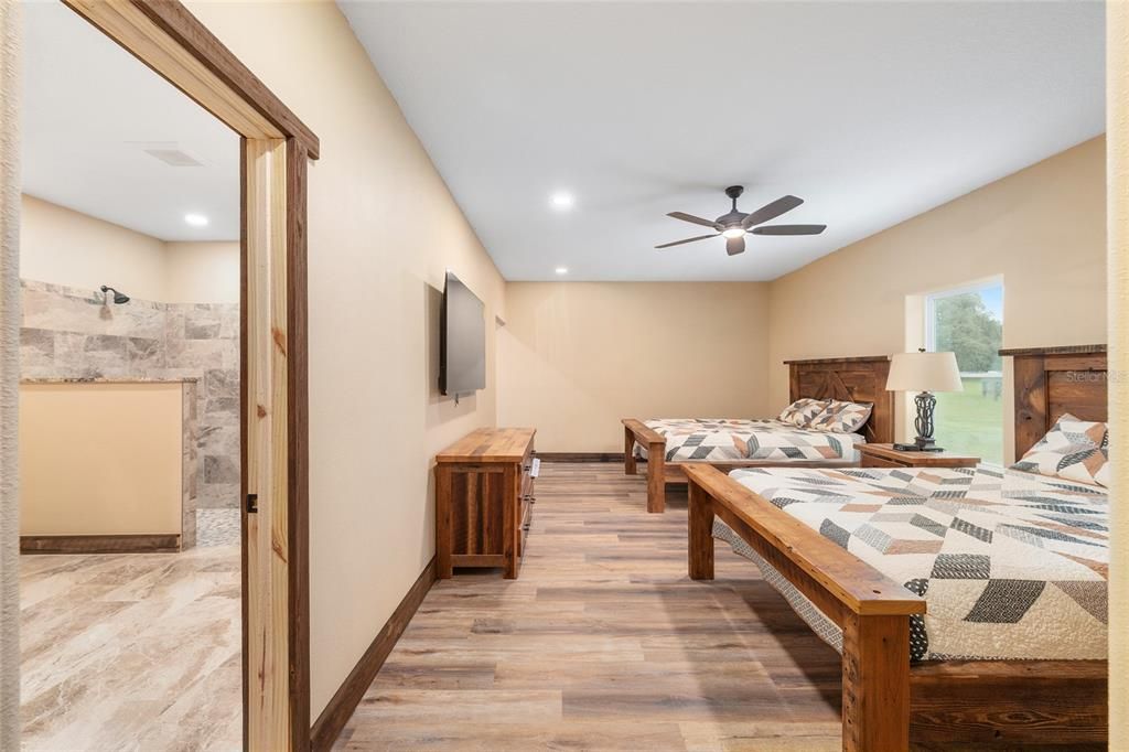 На продажу: $1,300,000 (10.99 acres)