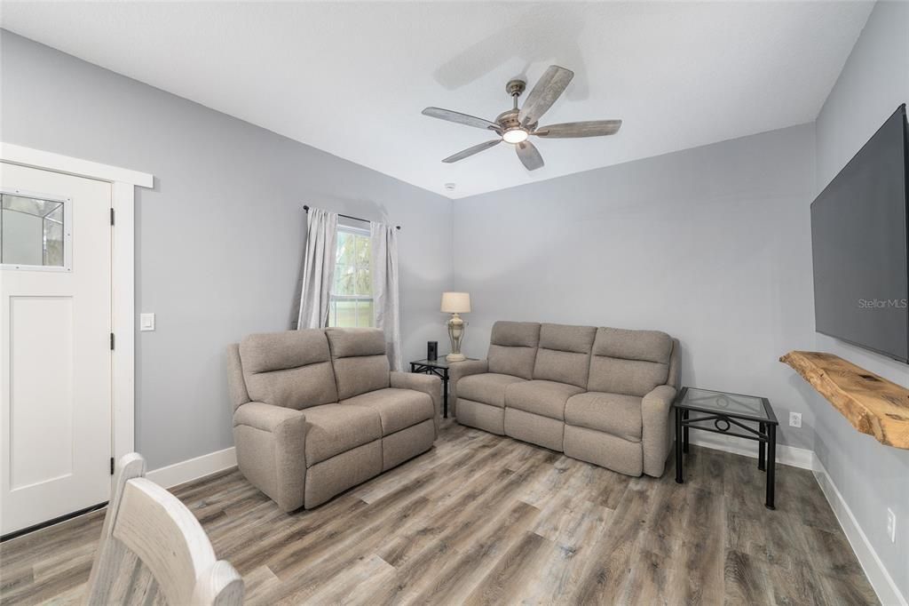 На продажу: $1,300,000 (10.99 acres)