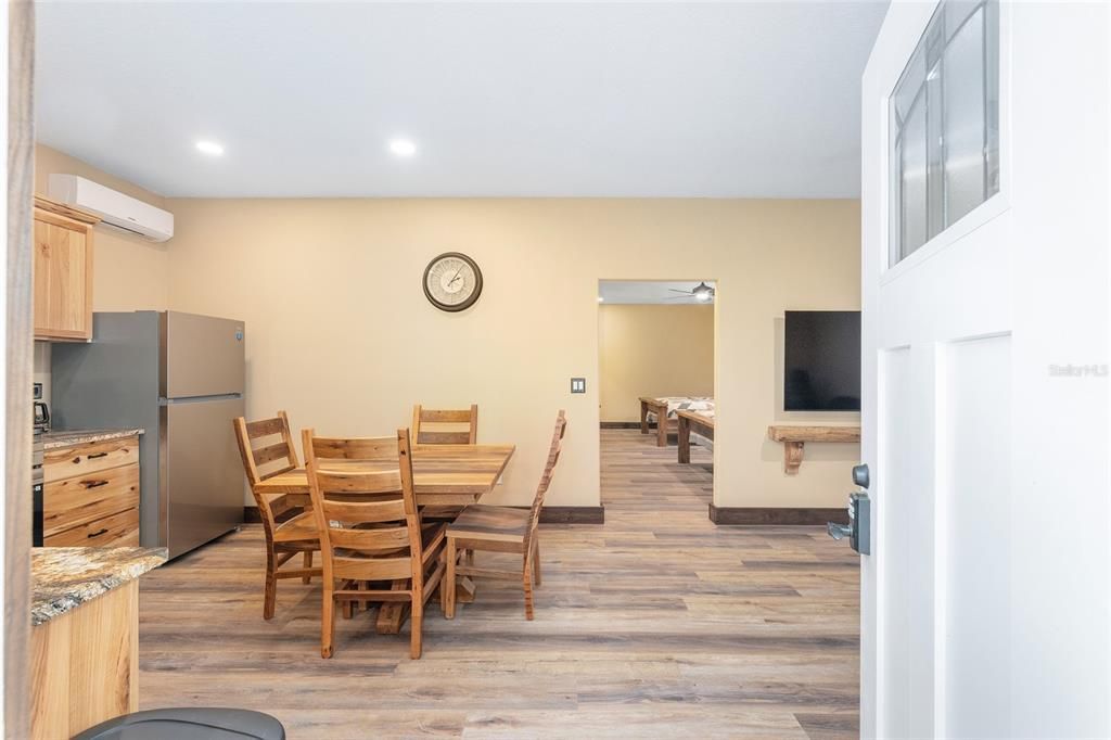 На продажу: $1,300,000 (10.99 acres)