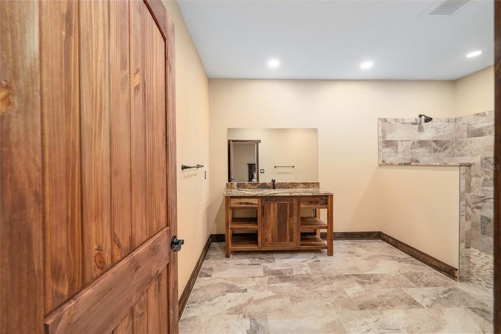 На продажу: $1,300,000 (10.99 acres)